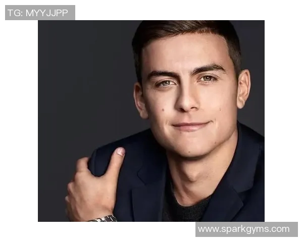 足球明星巅峰颜值大赏展现球场风采与魅力的完美结合